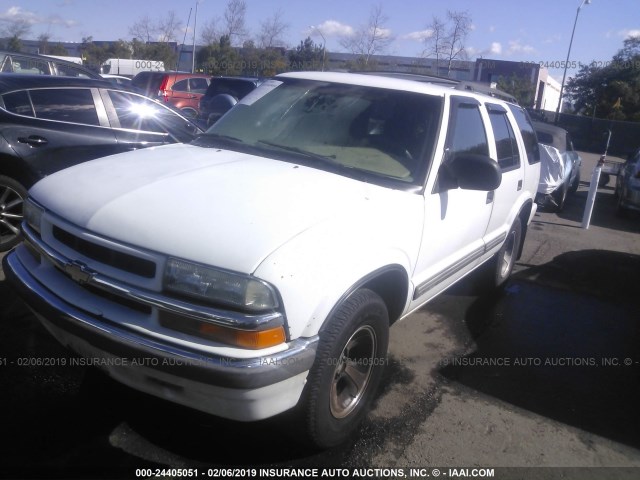 1GNCS13W012211709 - 2001 CHEVROLET BLAZER WHITE photo 2