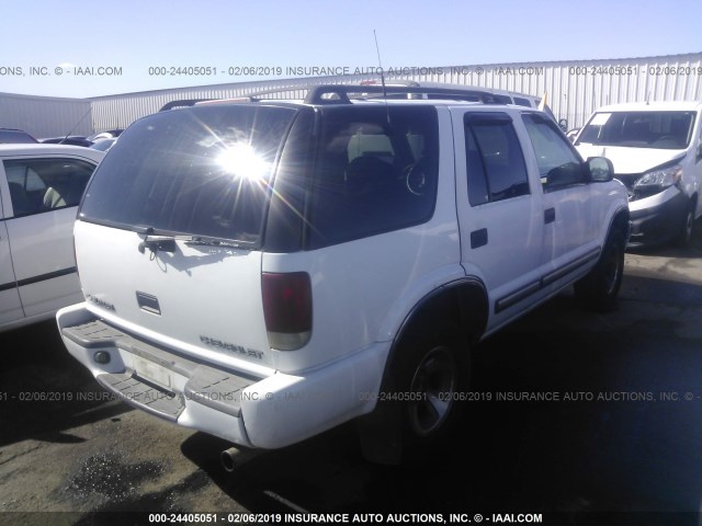 1GNCS13W012211709 - 2001 CHEVROLET BLAZER WHITE photo 4