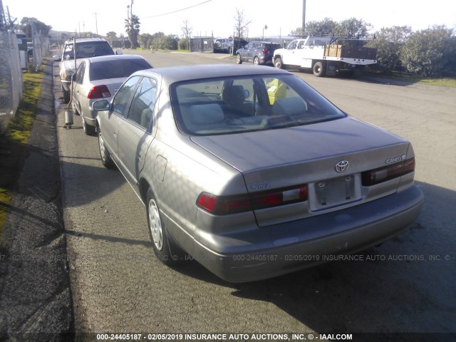 JT2BG22K6W0105299 - 1998 TOYOTA CAMRY CE/LE/XLE TAN photo 3