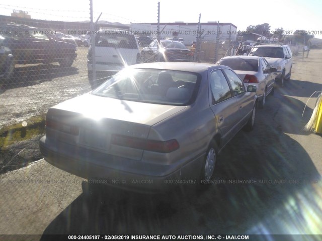 JT2BG22K6W0105299 - 1998 TOYOTA CAMRY CE/LE/XLE TAN photo 4