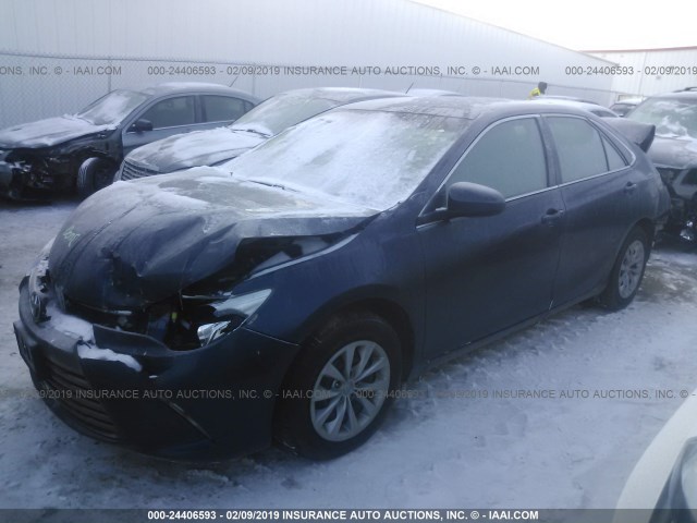 4T4BF1FK6FR501953 - 2015 TOYOTA CAMRY LE/XLE/SE/XSE მუქი ლურჯი ფოტო 2