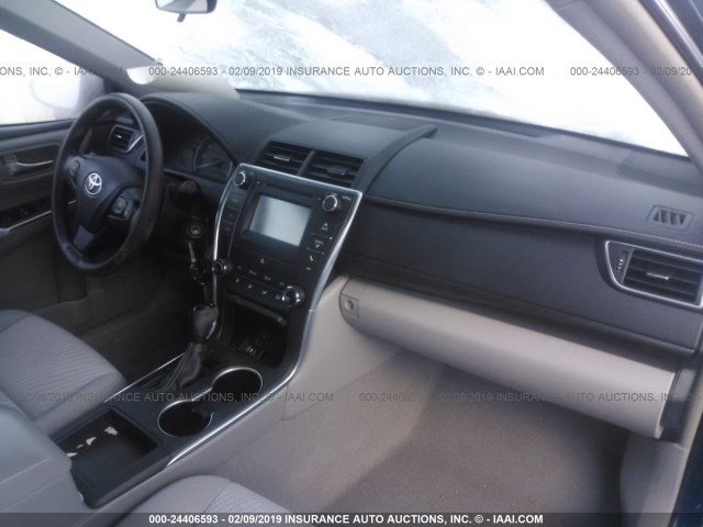 4T4BF1FK6FR501953 - 2015 TOYOTA CAMRY LE/XLE/SE/XSE მუქი ლურჯი ფოტო 5