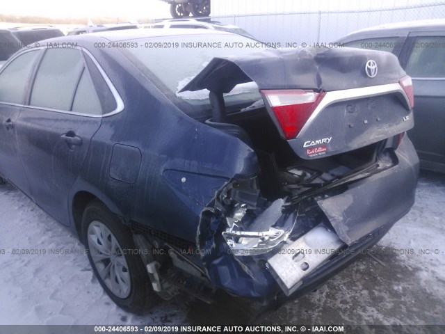 4T4BF1FK6FR501953 - 2015 TOYOTA CAMRY LE/XLE/SE/XSE მუქი ლურჯი ფოტო 6