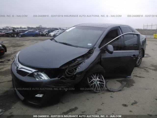 4T1BF1FK7EU302242 - 2014 TOYOTA CAMRY L/SE/LE/XLE ნაცრისფერი ფოტო 2