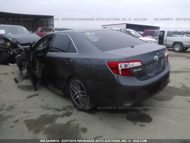 4T1BF1FK7EU302242 - 2014 TOYOTA CAMRY L/SE/LE/XLE ნაცრისფერი ფოტო 3