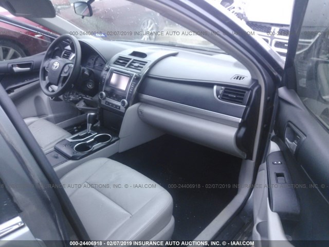 4T1BF1FK7EU302242 - 2014 TOYOTA CAMRY L/SE/LE/XLE ნაცრისფერი ფოტო 5