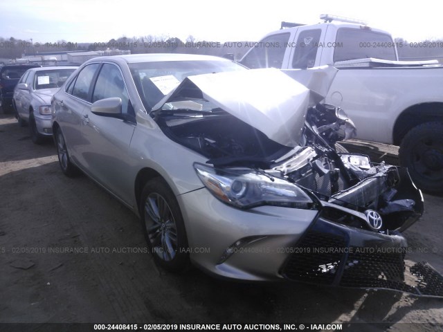 4T1BF1FK1HU306369 - 2017 TOYOTA CAMRY LE/XLE/SE/XSE 金色 照片 1