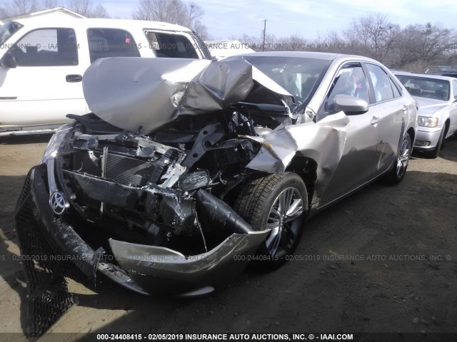 4T1BF1FK1HU306369 - 2017 TOYOTA CAMRY LE/XLE/SE/XSE 金色 照片 2