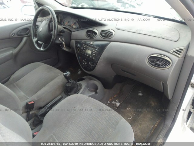 1FAFP34341W218474 - 2001 FORD FOCUS SE/SE SPORT WHITE photo 5