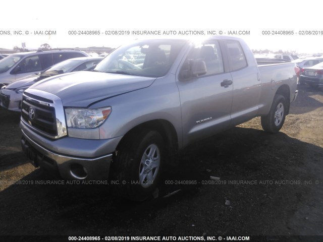 5TFRM5F14DX061261 - 2013 TOYOTA TUNDRA DOUBLE CAB SR5 SILVER photo 2