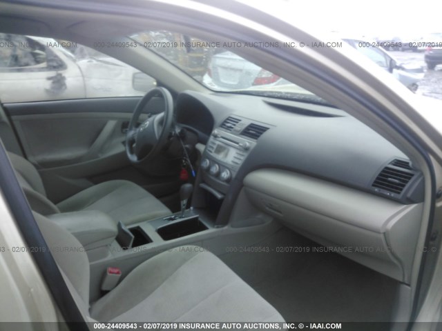 4T1BF3EK1BU602755 - 2011 TOYOTA CAMRY SE/LE/XLE 金色 照片 5