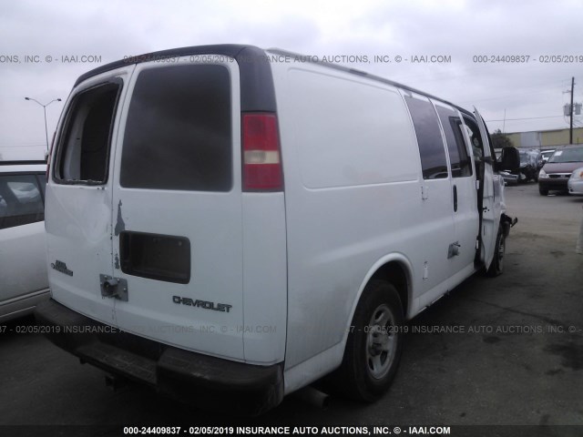 1GCFG15X461133171 - 2006 CHEVROLET EXPRESS G1500  WHITE photo 4