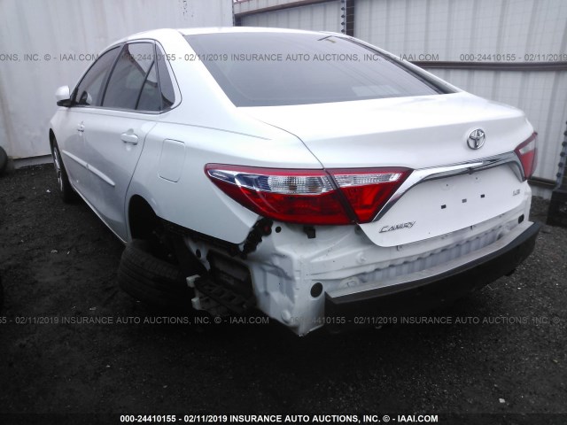 4T4BF1FK2GR535552 - 2016 TOYOTA CAMRY LE/XLE/SE/XSE თეთრი ფოტო 3