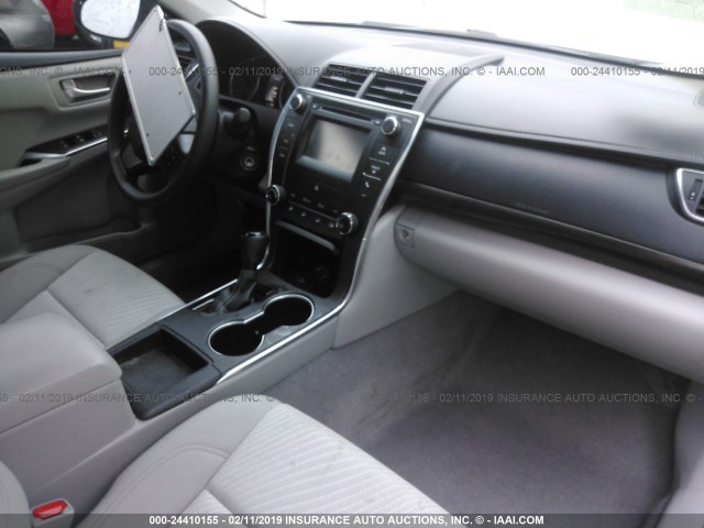 4T4BF1FK2GR535552 - 2016 TOYOTA CAMRY LE/XLE/SE/XSE თეთრი ფოტო 5