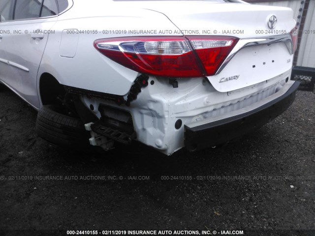 4T4BF1FK2GR535552 - 2016 TOYOTA CAMRY LE/XLE/SE/XSE თეთრი ფოტო 6