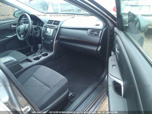 4T4BF1FK9GR574347 - 2016 TOYOTA CAMRY LE/XLE/SE/XSE 灰色 照片 5