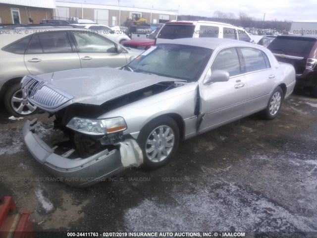 2LNHM82V38X655874 - 2008 LINCOLN TOWN CAR SIGNATURE LIMITED SILVER photo 2