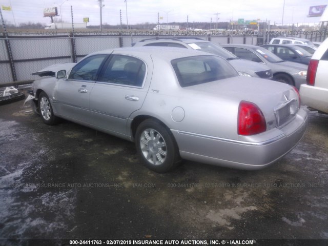 2LNHM82V38X655874 - 2008 LINCOLN TOWN CAR SIGNATURE LIMITED SILVER photo 3