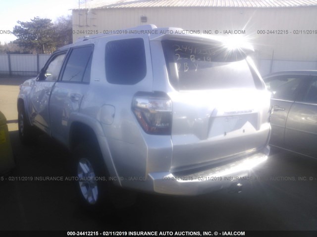 JTEBU5JR1J5518142 - 2018 TOYOTA 4RUNNER SR5 PREM/LTDL/TRAIL/TRD SILVER photo 3