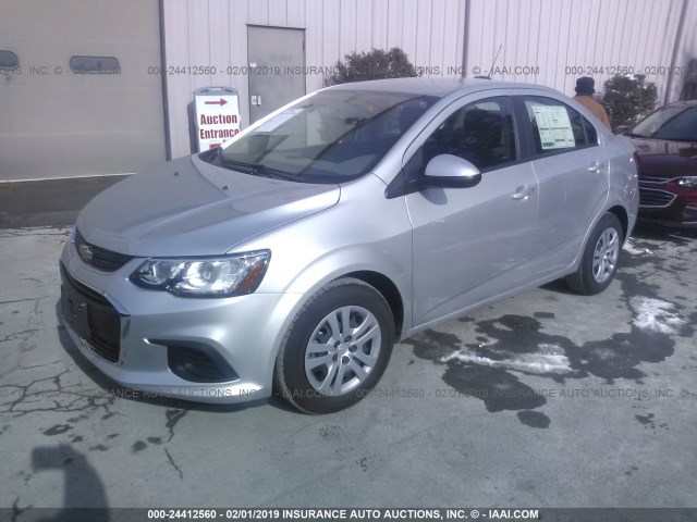 1G1JB5SG2J4113456 - 2018 CHEVROLET SONIC LS 银色 照片 2