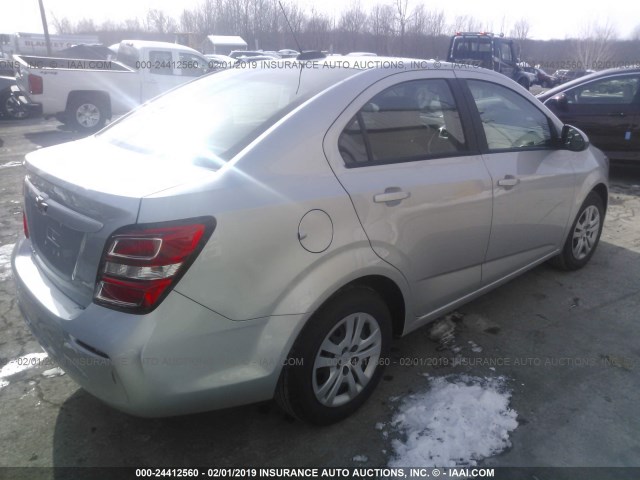 1G1JB5SG2J4113456 - 2018 CHEVROLET SONIC LS 银色 照片 4
