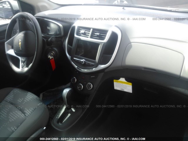 1G1JB5SG2J4113456 - 2018 CHEVROLET SONIC LS 银色 照片 5