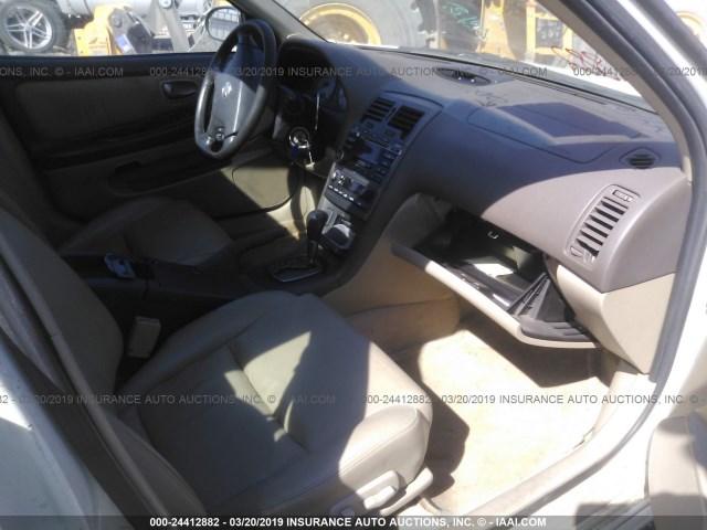 JN1DA31AX2T300821 - 2002 NISSAN MAXIMA GLE/SE WHITE photo 5