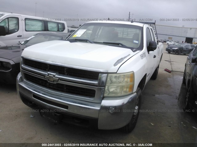 1GCHC29K08E207027 - 2008 CHEVROLET SILVERADO C2500 HEAVY DUTY WHITE photo 2