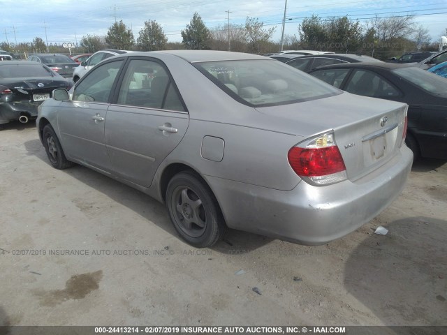 4T1BE32K75U043224 - 2005 TOYOTA CAMRY LE/XLE/SE SILVER photo 3