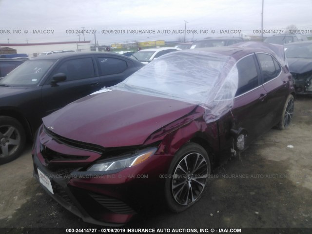 4T1B11HK1JU506329 - 2018 TOYOTA CAMRY L/LE/XLE/SE/XSE RED photo 2