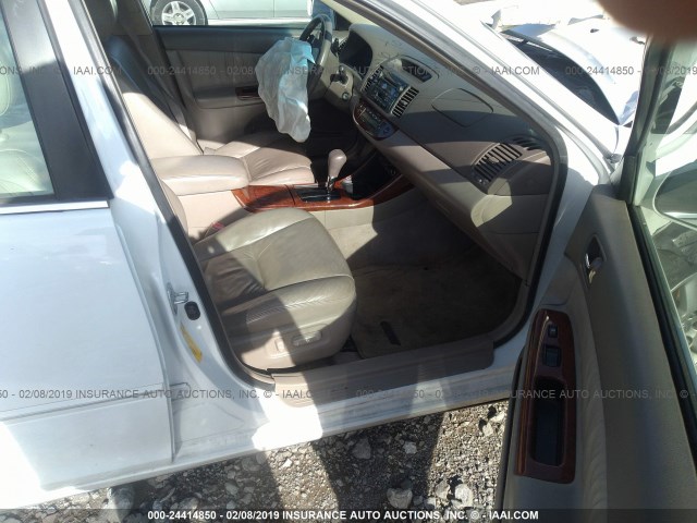 4T1BE30K04U272247 - 2004 TOYOTA CAMRY LE/XLE/SE WHITE photo 5