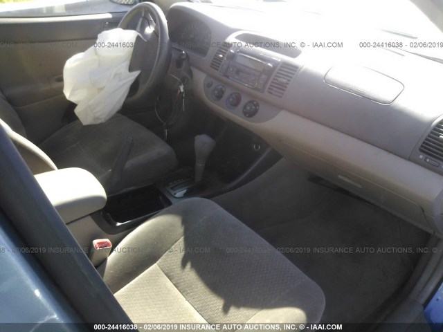 JTDBE32K040272600 - 2004 TOYOTA CAMRY LE/XLE BLUE photo 5