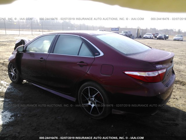 4T1BF1FK4HU667479 - 2017 TOYOTA CAMRY LE/XLE/SE/XSE 勃艮第红 照片 3