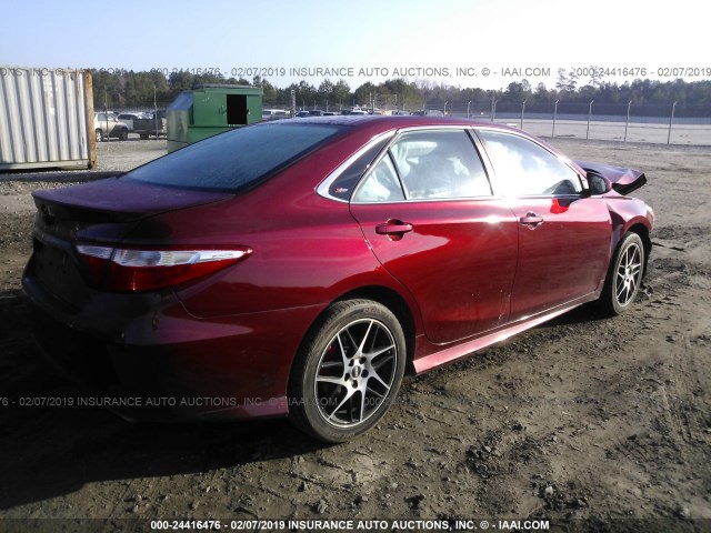 4T1BF1FK4HU667479 - 2017 TOYOTA CAMRY LE/XLE/SE/XSE 勃艮第红 照片 4