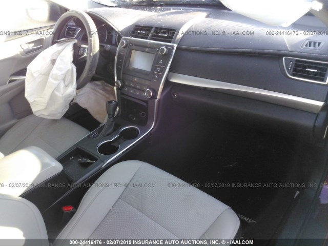 4T1BF1FK4HU667479 - 2017 TOYOTA CAMRY LE/XLE/SE/XSE 勃艮第红 照片 5