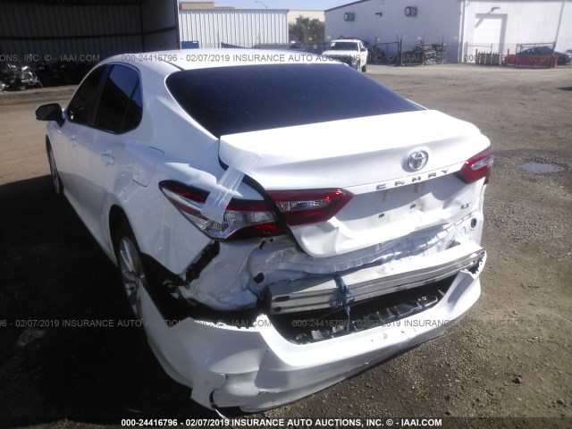 4T1B11HK0JU521484 - 2018 TOYOTA CAMRY L/LE/XLE/SE/XSE WHITE photo 6