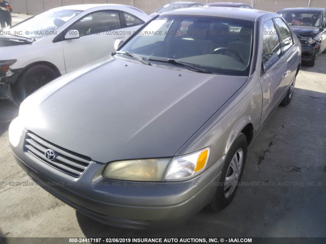 JT2BG22KXX0277322 - 1999 TOYOTA CAMRY LE/XLE GRAY photo 2