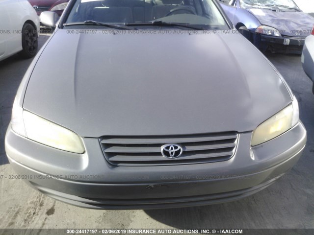 JT2BG22KXX0277322 - 1999 TOYOTA CAMRY LE/XLE GRAY photo 6
