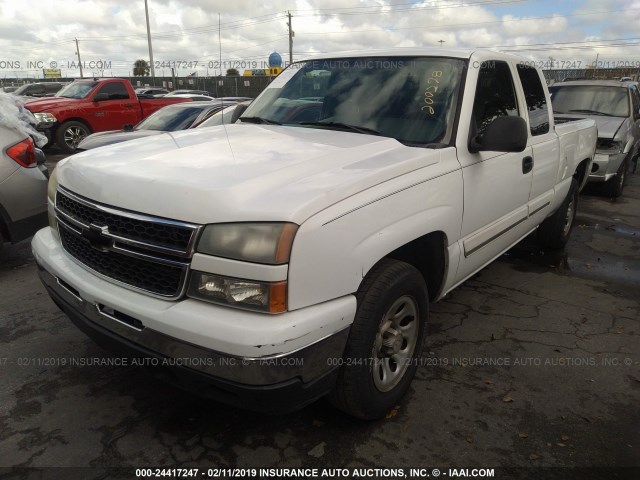 1GCEC19V06Z200298 - 2006 CHEVROLET SILVERADO C1500 WHITE photo 2