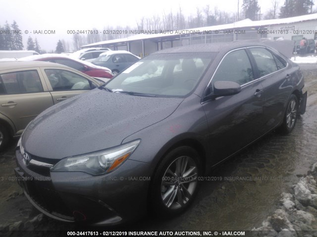 4T1BF1FK4FU943558 - 2015 TOYOTA CAMRY LE/XLE/SE/XSE GRAY photo 2