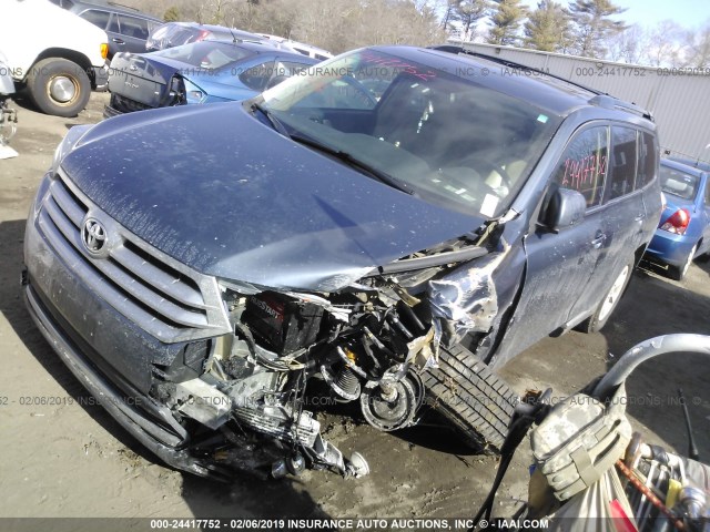 5TDBK3EH8CS141547 - 2012 TOYOTA HIGHLANDER SE BLUE photo 2