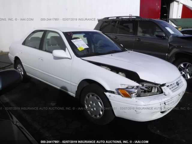 JT2BG22K8W0144346 - 1998 TOYOTA CAMRY CE/LE/XLE WHITE photo 1