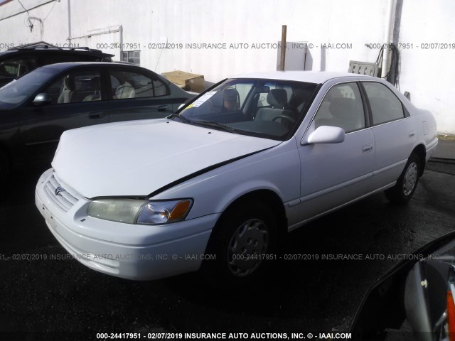 JT2BG22K8W0144346 - 1998 TOYOTA CAMRY CE/LE/XLE WHITE photo 2