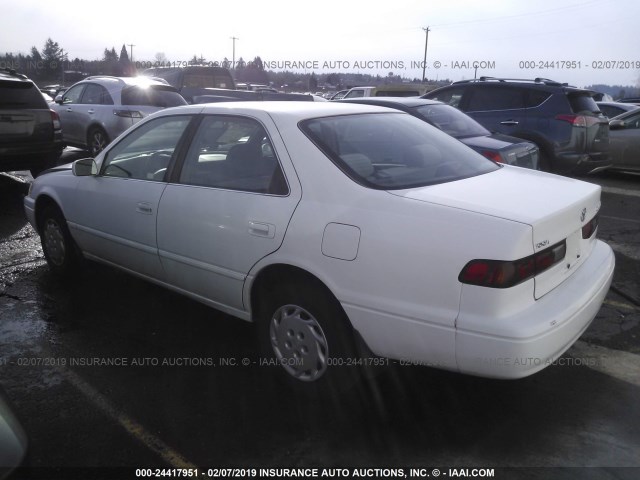 JT2BG22K8W0144346 - 1998 TOYOTA CAMRY CE/LE/XLE WHITE photo 3