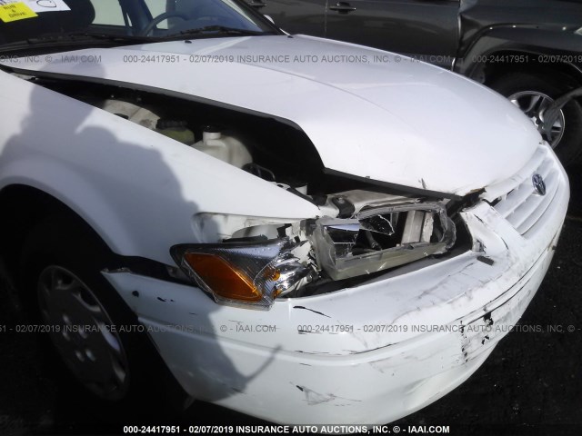 JT2BG22K8W0144346 - 1998 TOYOTA CAMRY CE/LE/XLE WHITE photo 6