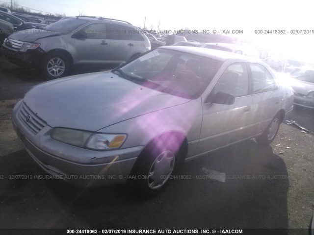 4T1BG22K0WU323282 - 1998 TOYOTA CAMRY CE/LE/XLE Champagne photo 2