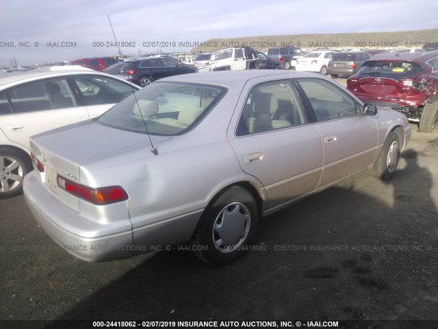 4T1BG22K0WU323282 - 1998 TOYOTA CAMRY CE/LE/XLE Champagne photo 4