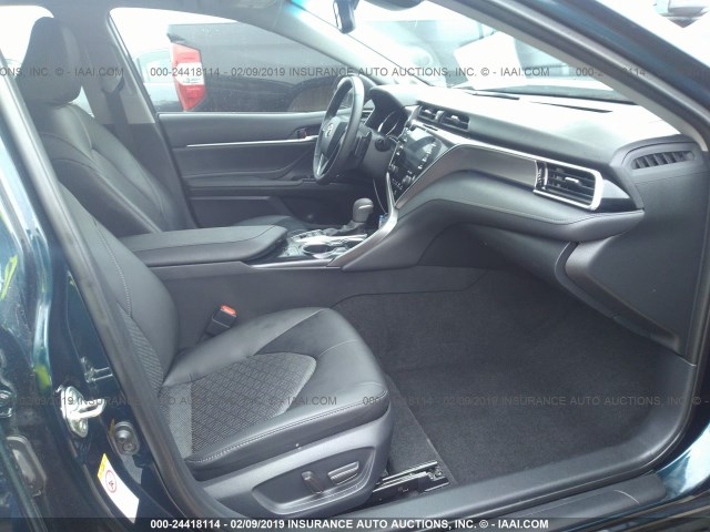 4T1BZ1HK9JU505499 - 2018 TOYOTA CAMRY XSE/XLE Tünd mavi foto 5