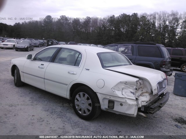 1LNHM82W95Y669797 - 2005 LINCOLN TOWN CAR SIGNATURE LIMITED CREAM photo 3