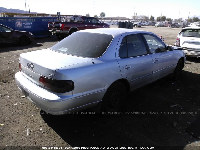 4T1BG12K7TU800330 - 1996 TOYOTA CAMRY DX/LE/XLE SILVER photo 4